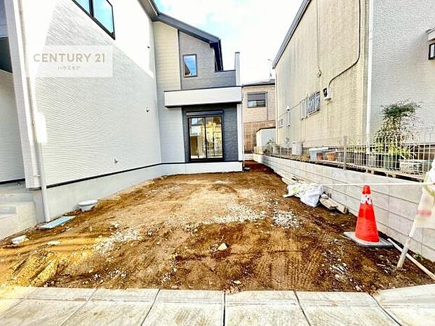 駐車スペースは2台分あります！セカンドカーはもちろん、バイクや自転車なども置き場所に困りません。