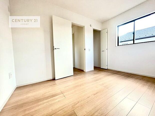 掃き出し窓がないお部屋は、お子様のお部屋としても安心です！収納スペースも充実しているので散らかったお部屋をサッと片付けられます！