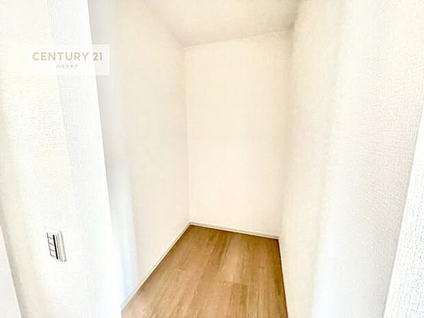 ウォークインクローゼット付きです。たくさんのお洋服などを収納しておけそうですね！他にも扇風機や加湿器など季節物の大きな家電も収納できます。