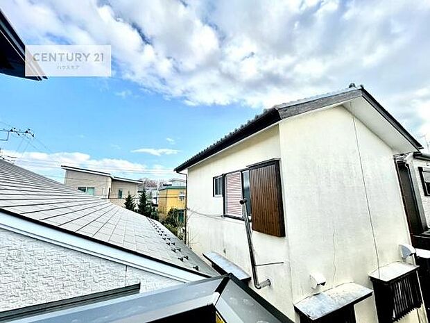 落ち着きある住宅街です！周囲には高い建物がなく、空が広く開放感があり、陽当たりを大きく遮られることもありません！気持ちの良い風が通り抜ける街並みです！