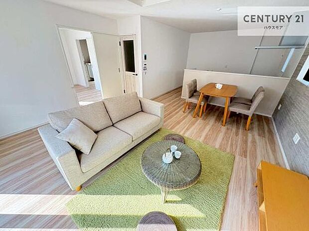 開放感のある広々LDK！ソファーやダイニングテーブルを置いても窮屈にならないので快適に過ごせます！コミュニケーションが取りやすいリビングです！