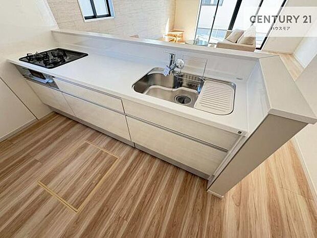 大人気の対面式システムキッチンを採用しています！ご家族のコミュニケーションが自然と増える設計です。お子様にも目が届くので嬉しいですね！広々使えて快適に作業が進みます。