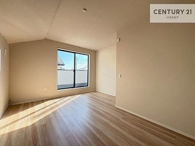 バルコニーに面している洋室です。明るく温もりがあり、換気もしっかりできます！朝起きて、外に出て背伸びをしつつ深呼吸をし良い朝を迎え入れることができます。