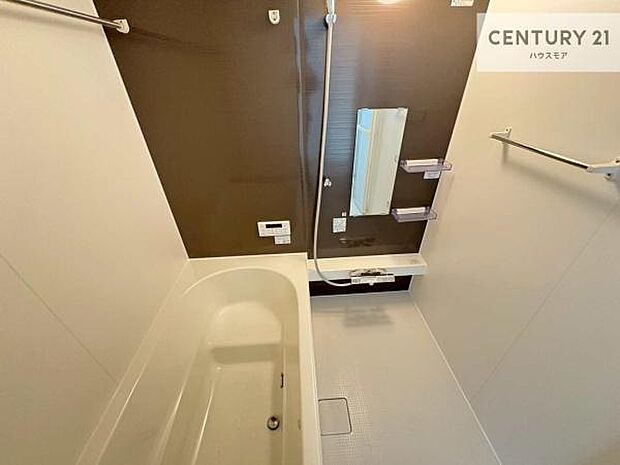 落ち着きある大人の雰囲気のバスルームは、味が出ていてバスタイムが充実！お仕事頑張っているご褒美にお好みの匂いの入浴剤を入れて、楽しんでみてはいかがでしょうか？