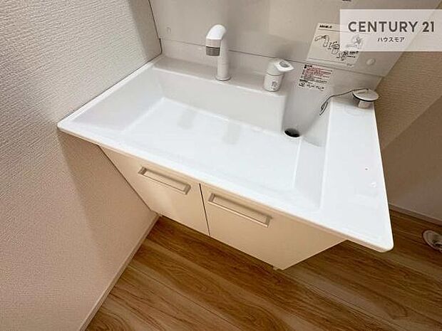 深い洗面台ボウルは、水が跳ねにくいのでお手入れが楽々！清潔感が保てます！キレイな洗面所で自分磨きのモチベーションが上がりますね！