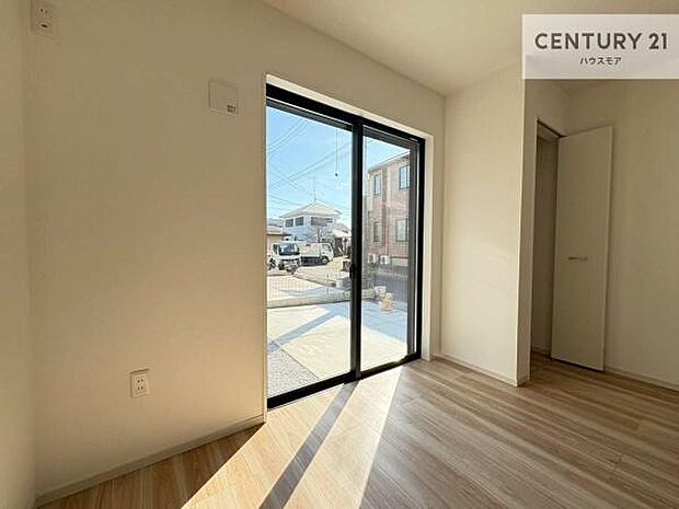 明るい室内は、風通しも良く、明るく大変居心地の良い空間となっております。リラックスして過ごせる心地の良いお部屋です！