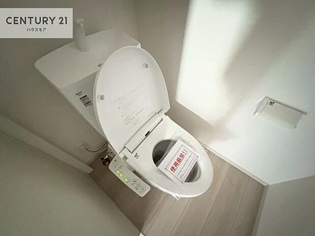 1・2階にトイレがございます！朝の忙しい時間帯も待たずにすみそうですね。白を基調とした清潔感のあるトイレでお手入れがしやすいです！