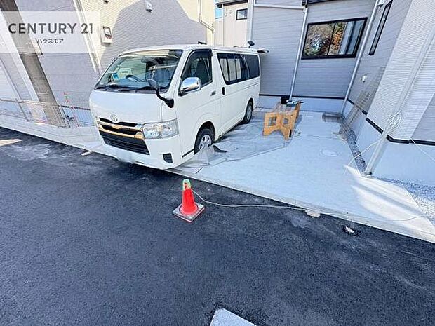 駐車スペースは2台分あります！セカンドカーはもちろん、バイクや自転車なども置き場所に困りません。