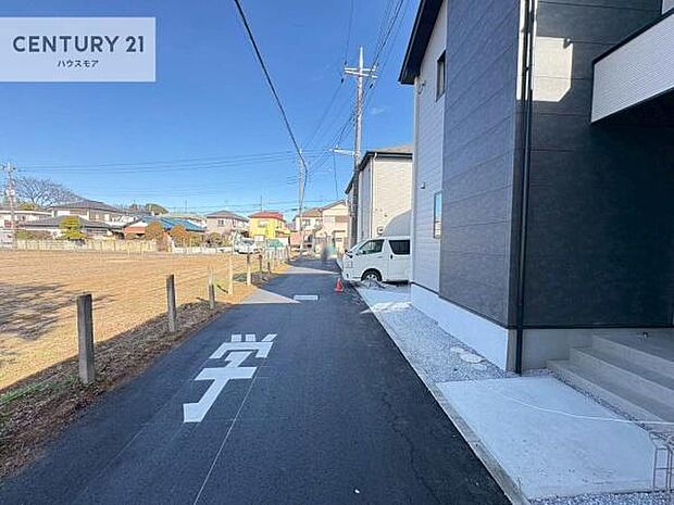 前面道路は4ｍ！陽当り良好な立地です。車庫入れが苦手な方も安心ですね。