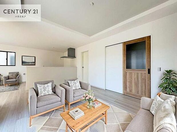 家具はCGパースです。心地良いリビングは家族が自然と集まります。家族団欒の時間が増えそうです。ご家族と、より一層充実した時間を過ごせそうですね。