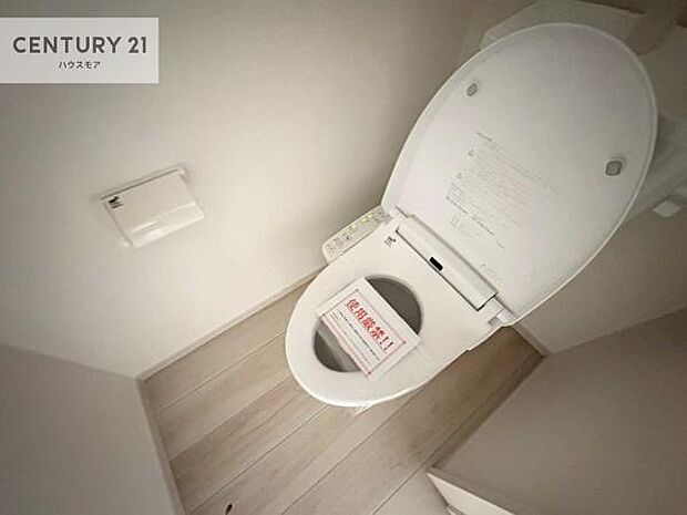 1・2階にトイレがございます！朝の忙しい時間帯も待たずにすみそうですね。白を基調とした清潔感のあるトイレでお手入れがしやすいです！