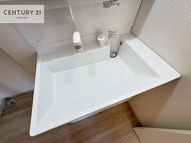 深い洗面台ボウルは、水が跳ねにくいのでお手入れが楽々！清潔感が保てます！キレイな洗面所で自分磨きのモチベーションが上がりますね！