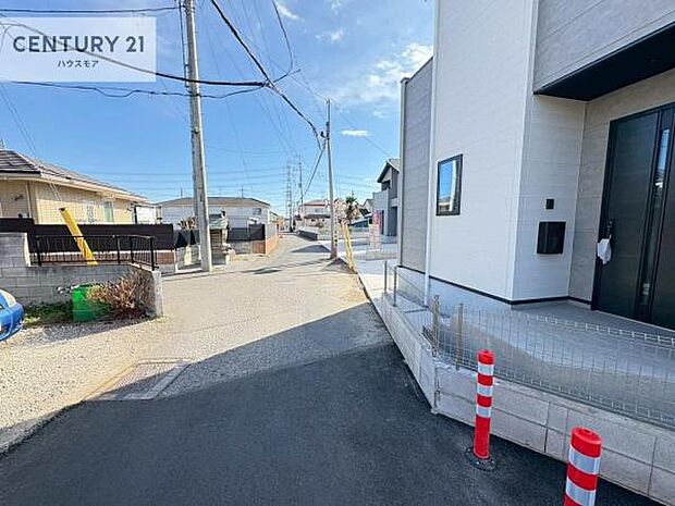 前面道路は4ｍ×4ｍ！陽当り良好な立地です。車庫入れが苦手な方も安心ですね。