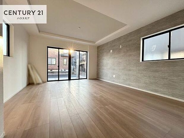 大きな窓からたっぷりの陽ざしが入る明るいリビング。開放感のあるリビングで家族団らんのくつろぎの時間を過ごせます。