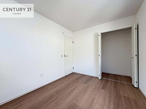 掃き出し窓がないお部屋は、お子様のお部屋としても安心です！収納スペースも充実しているので散らかったお部屋をサッと片付けられます！