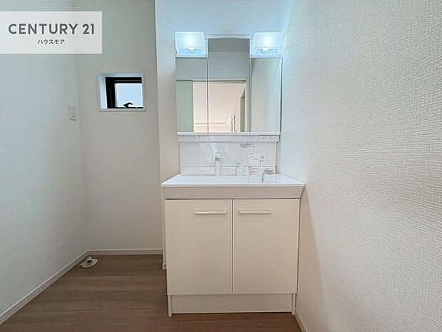 小窓付きの明るい洗面室です！湿気もすぐに入れ替えができて清潔に保つことができます！自然光が差し込むのでお化粧の仕上がりも良くなりますね！