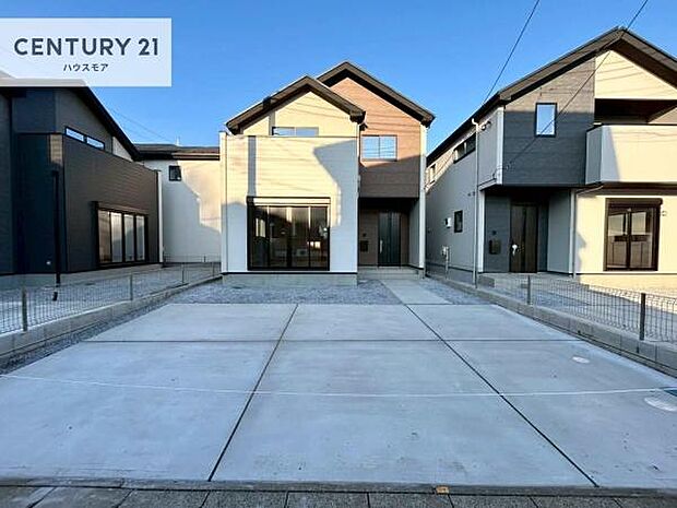 駐車スペースは2台分あります!セカンドカーはもちろん、バイクや自転車なども置き場所に困りません。