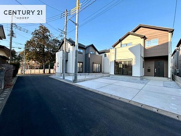 前面道路は5m!陽当り良好な立地です。車庫入れが苦手な方も安心ですね。