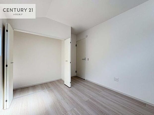 掃き出し窓がないお部屋は、お子様のお部屋としても安心です！収納スペースも充実しているので散らかったお部屋をサッと片付けられます！