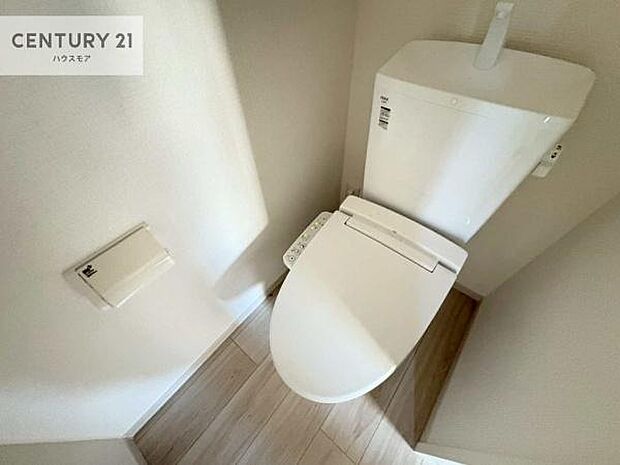 1・2階にトイレがございます！朝の忙しい時間帯も待たずにすみそうですね。白を基調とした清潔感のあるトイレでお手入れがしやすいです！