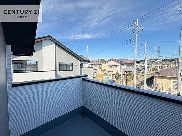 広々としたバルコニーで一日の始まりをスタート！お洗濯ものをたっぷり気持ちよく干せます！