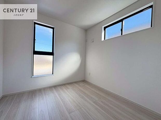 2面採光を確保した明るい室内は、風通しも良く、明るく大変居心地の良い空間となっております。リラックスして過ごせる心地の良いお部屋です！朝の目覚めがスッキリしますね！