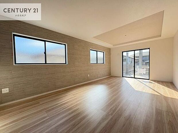 大きな窓からたっぷりの陽ざしが入る明るいリビング。開放感のあるリビングで家族団らんのくつろぎの時間を過ごせます。