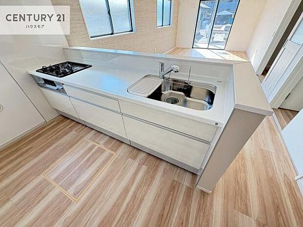 大人気の対面式システムキッチンを採用しています！ご家族のコミュニケーションが自然と増える設計です。お子様にも目が届くので嬉しいですね！広々使えて快適に作業が進みます。