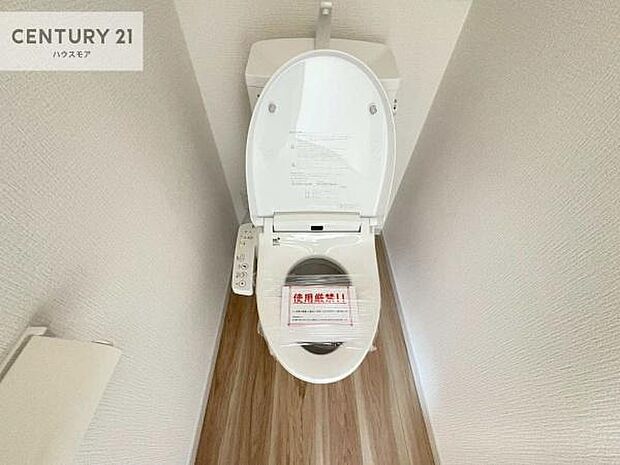 1・2階にトイレがございます！朝の忙しい時間帯も待たずにすみそうですね。白を基調とした清潔感のあるトイレでお手入れがしやすいです！