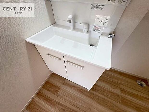 深い洗面台ボウルは、水が跳ねにくいのでお手入れが楽々！清潔感が保てます！キレイな洗面所で自分磨きのモチベーションが上がりますね！