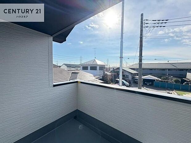 広々としたバルコニーで一日の始まりをスタート！お洗濯ものをたっぷり気持ちよく干せます！