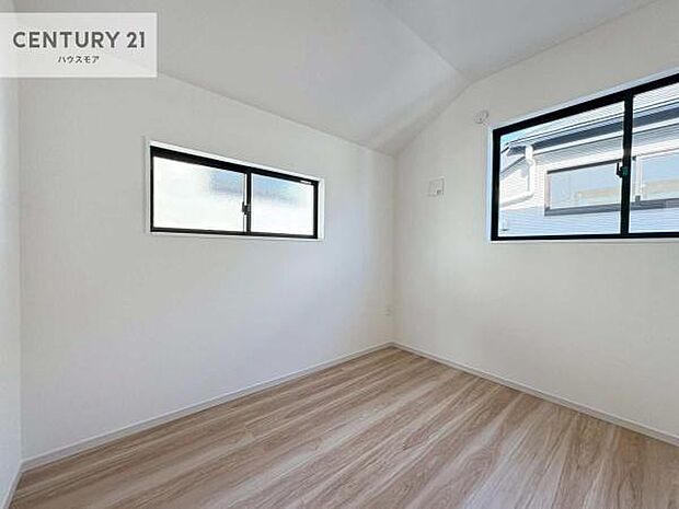 明るい室内は、風通しも良く、明るく大変居心地の良い空間となっております。リラックスして過ごせる心地の良いお部屋です！