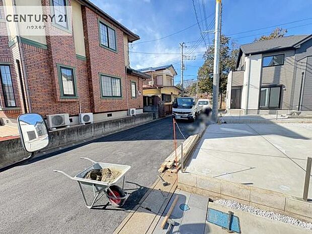 前面道路は5ｍ！陽当り良好な立地です。車庫入れが苦手な方も安心ですね。