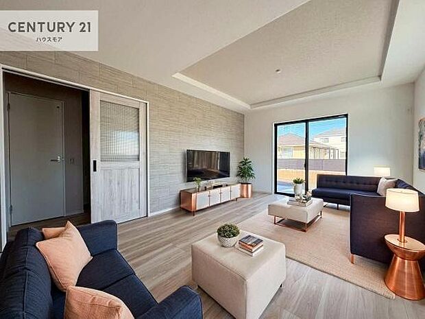 家具はCGパースです。優しい陽だまりがリビングを包んでくれて居心地の良い空間を演出してくれます！くつろぎの時間を過ごせます！