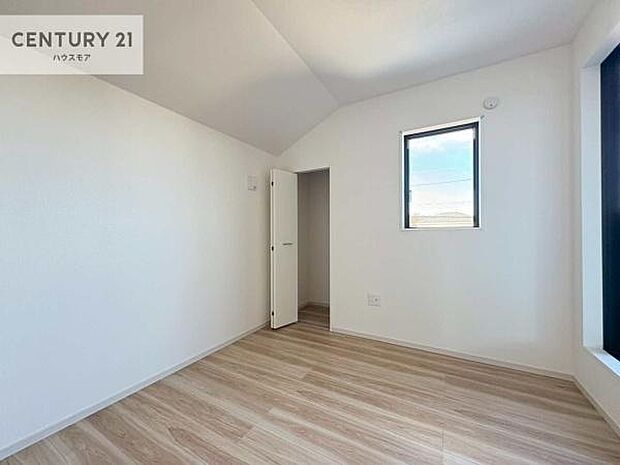 収納スペースがついています！居室をスッキリ整頓する事ができますね。家具を選ばないシンプルなデザインの為、家具を選ばずお気に入りの空間作りができそうですね。