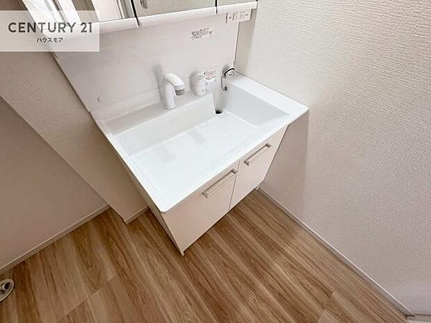 深い洗面台ボウルは、水が跳ねにくいのでお手入れが楽々！清潔感が保てます！キレイな洗面所で自分磨きのモチベーションが上がりますね！