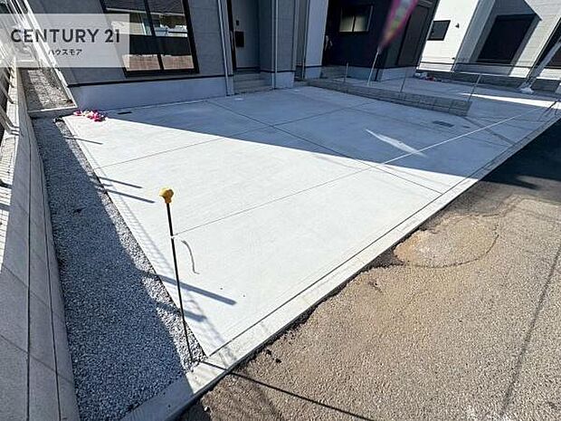 駐車スペースは2台分あります！セカンドカーはもちろん、バイクや自転車なども置き場所に困りません。