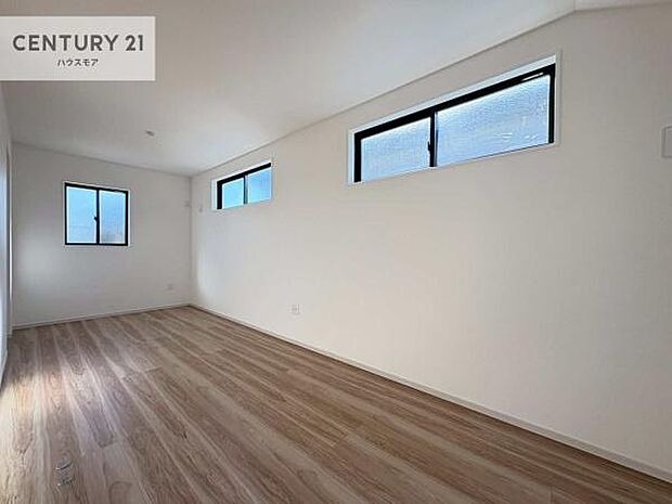 優しい光が差し込む洋室は、朝の目覚めも気持ちが良さそうですね。おうち時間もゆったりと過ごすことができます。