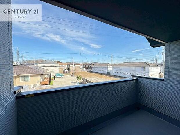 晴れた日には青い空を見渡せる開放的な時間を楽しめます。気持ちの良い風が通り抜ける街並みです！