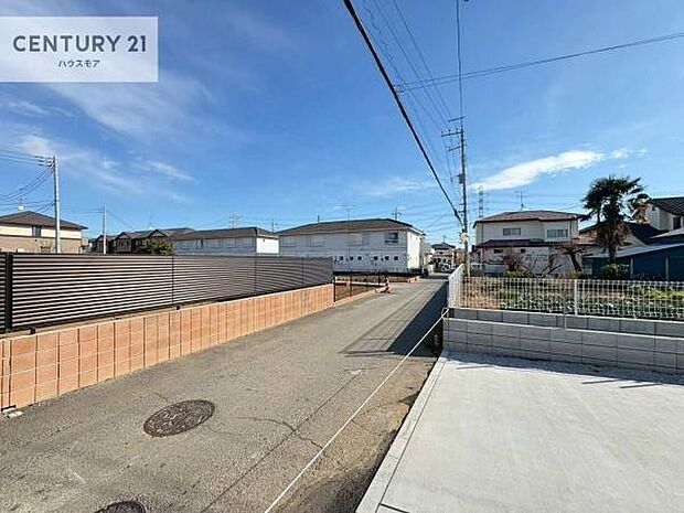 前面道路は4ｍ！陽当り良好な立地です。車庫入れが苦手な方も安心ですね。