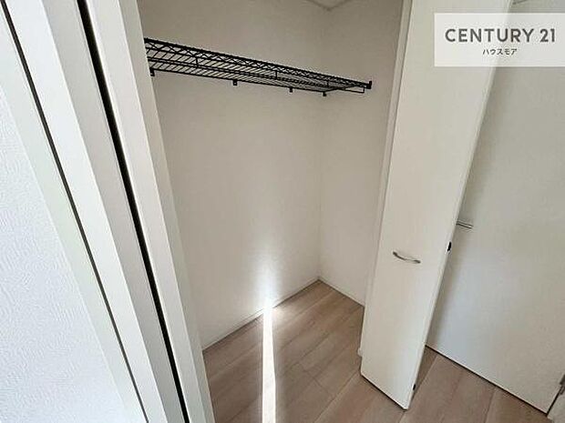 住空間をすっきり使うためには必須ポイントの収納スペースですよね。是非現地でご確認ください！