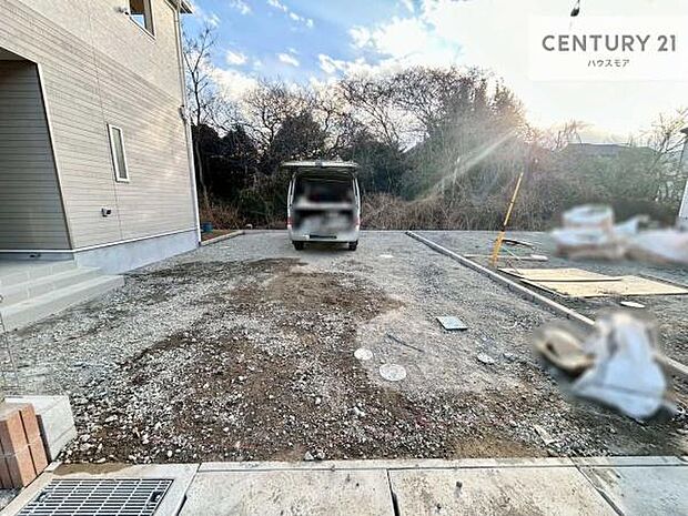 駐車スペースは2台分あります！セカンドカーはもちろん、バイクや自転車なども置き場所に困りません。