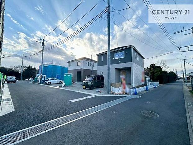 前面道路は6ｍ！陽当り良好な立地です。車庫入れが苦手な方も安心ですね。