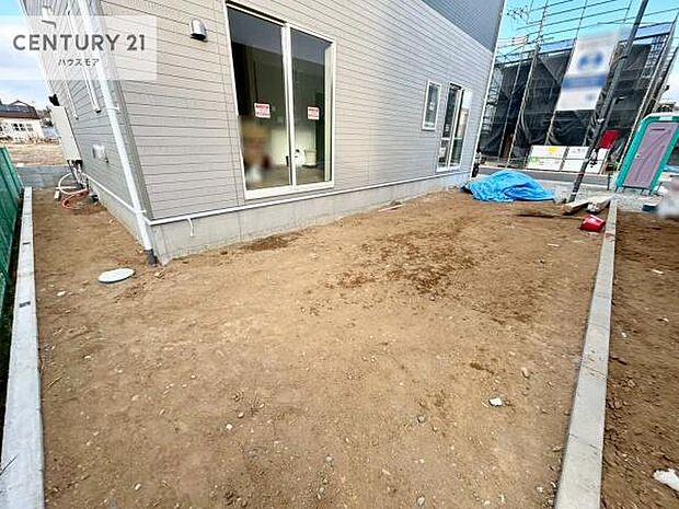 お庭スペースつき！ガーデニングや家庭菜園が楽しめてアウトドアの趣味が増えそうですね！