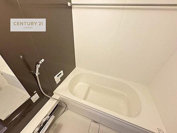 落ち着きある大人の雰囲気のバスルームは、シックなデザインでバスタイムが充実！お仕事頑張っているご褒美にお好みの匂いの入浴剤を入れて、楽しんでみてはいかがでしょうか？