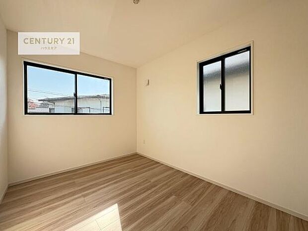 明るい室内は、風通しも良く、明るく大変居心地の良い空間となっております。リラックスして過ごせる心地の良いお部屋です！朝の目覚めがスッキリしますね！