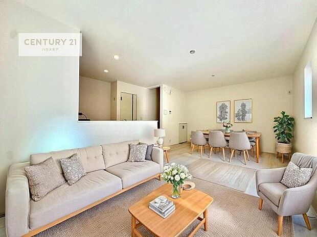 家具はCGパースです。心地良いリビングは家族が自然と集まります。家族団欒の時間が増えそうです。ご家族と、より一層充実した時間を過ごせそうですね。明るく開放的な空間です。