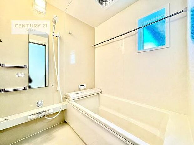 白を基調とした清潔感のあるバスルーム！快適なバスタイムが送れます！1日の疲れをしっかりと癒してくれる素敵なリラクゼーション空間になりそうですね。