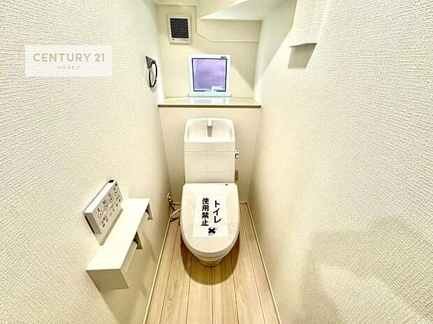 1・2階にトイレがございます！朝の忙しい時間帯も待たずにすみそうですね。白を基調とした清潔感のあるトイレでお手入れがしやすいです！