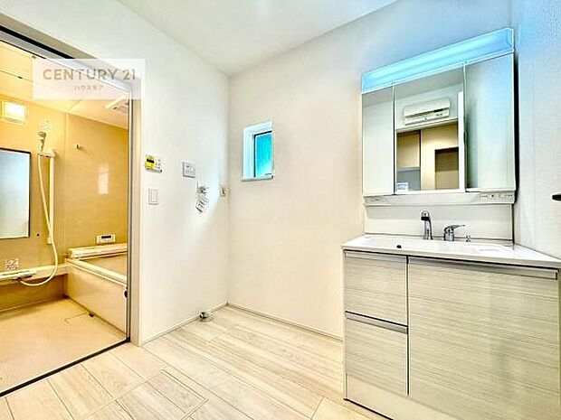 小窓付きの明るい洗面室です！湿気もすぐに入れ替えができて清潔に保つことができます！自然光が差し込むのでお化粧の仕上がりも良くなりますね！